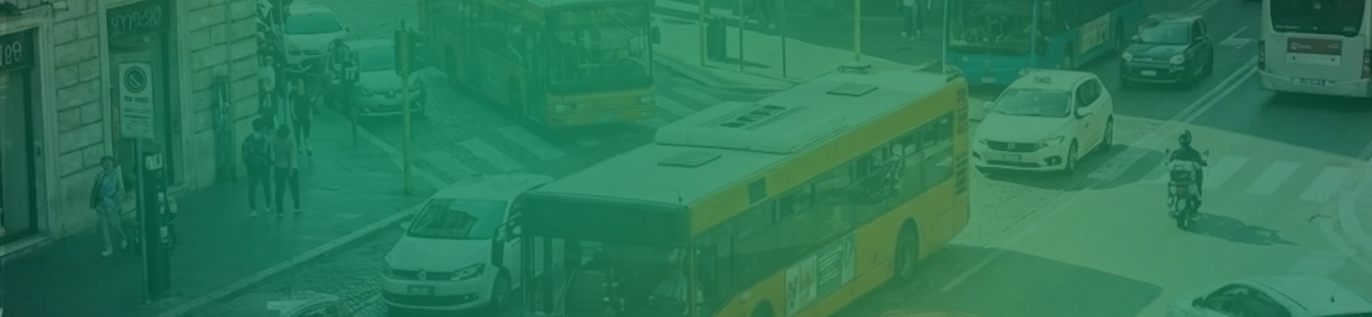 2 autobus che transitano in città su una strada trafficata