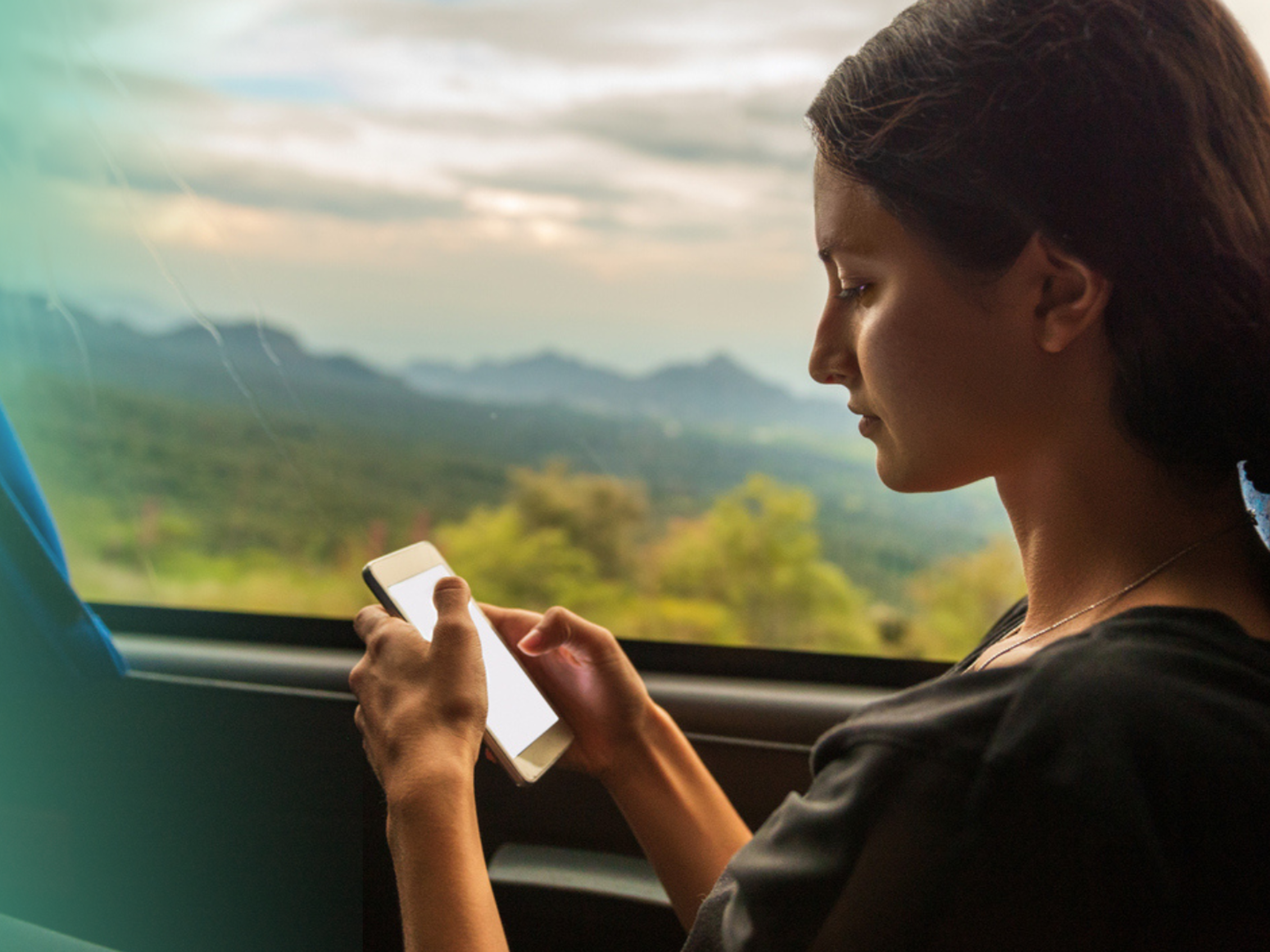 persona che guarda il cellulare in autobus